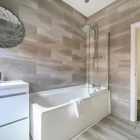 23As - Stylish Home With Free Parking *