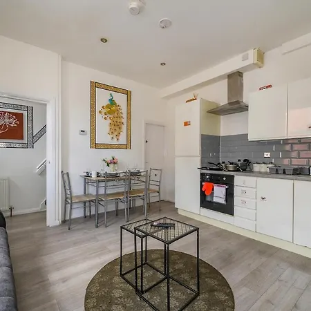 23As - Stylish Home With Free Parking *