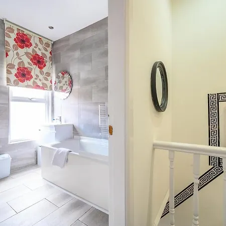 23As - Stylish Home With Free Parking * ليدز